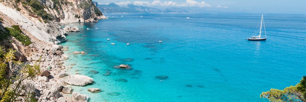 Verano en Cerdeña en apartamentos Isola Rossa con barco incluido